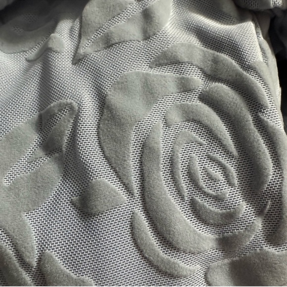 NWT Off-Shoulder Dress with muted textured flowers size M - Picture 4 of 5